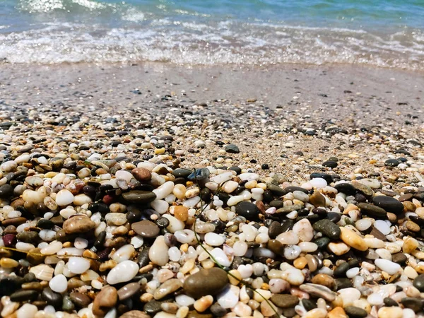 Sea Pebbles Blue Sea Waves Bright Sun Sea Foam Landscape — Stock Photo, Image