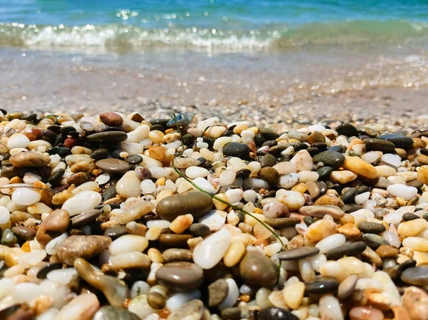 Sea Pebbles Close Blue Sea Waves Bright Sun Sea Foam — Stock Photo, Image