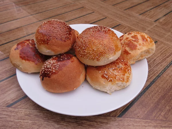 Fragrant bun on a plate — Stock Photo, Image