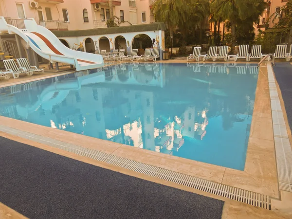 Zwembad bij Turkse hotel — Stockfoto