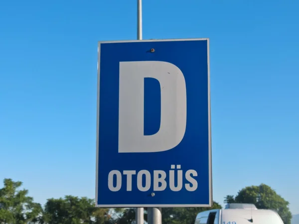トルコ語でバスを駐車道路標識 — ストック写真