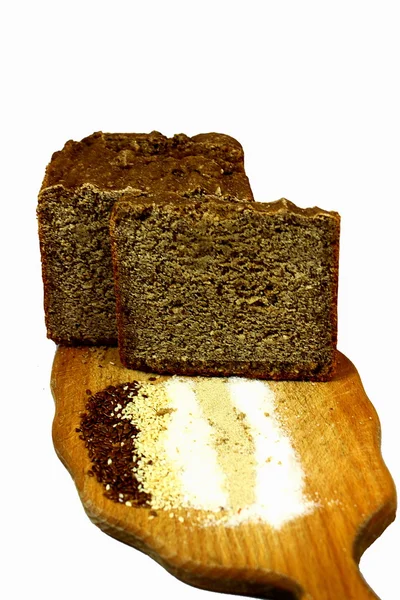 Pão castanho no tabuleiro — Fotografia de Stock