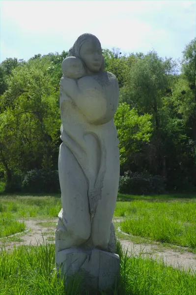 Estátua de mãe e filho — Fotografia de Stock