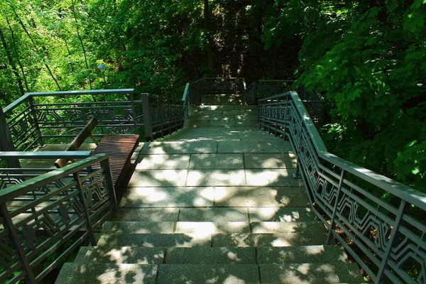 Trappen en bankjes — Stockfoto