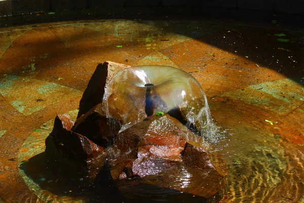 Fonte de água pequena — Fotografia de Stock