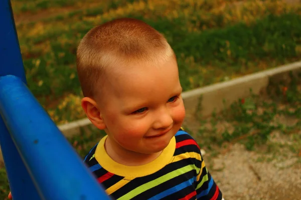 Sly sorrir criança — Fotografia de Stock