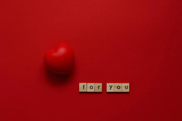 Два Красных Сердца Красном Фоне Деревянные Буквы You Concept Поддержки — стоковое фото