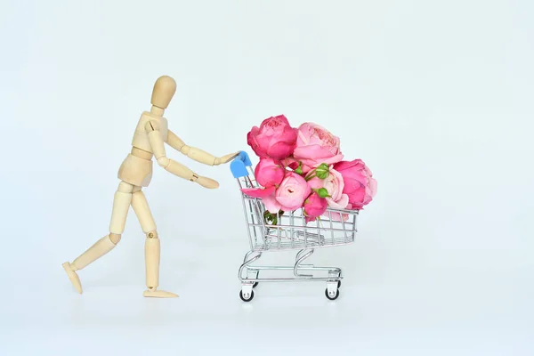 Ξύλινη Κούκλα Καλάθι Αγορών Ροζ Τριαντάφυλλα Ανοιχτό Φόντο Μεγάλη Πώληση — Φωτογραφία Αρχείου