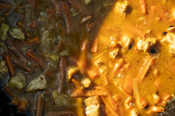 Bir kazanda, ateşte yemek pişirmek. Geleneksel Asya yemekleri pilavdır. Soğan, yağ, havuç, et ve baharattan yapılan Zirvak. Pirinçle karıştırılmış. Bir kazanda, bir ateşin üzerinde hazır. Huş ağacı yakacak. - Rusya. İyi günler. Yaz.