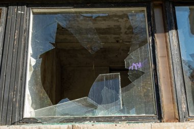 Eski bir binanın camlarında kırık camlar var. Vandallar terk edilmiş bir gökdeleni yıkıyorlar. İyi günler. Sonbahar. Rusya.