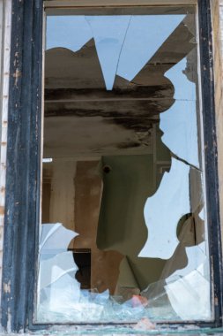 Eski bir binanın camlarında kırık camlar var. Vandallar terk edilmiş bir gökdeleni yıkıyorlar. İyi günler. Sonbahar. Rusya.