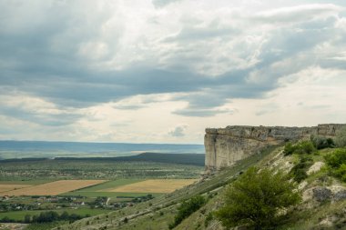 Bozkır manzarasının manzarası. Dağdan çevreye bir göz atın. Tarlalar, yollar, köyler, kuş bakışı dağlar. İyi günler. Yaz. Rusya.