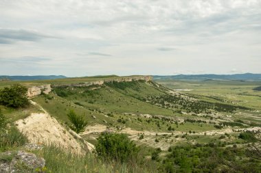 Bozkır manzarasının manzarası. Dağdan çevreye bir göz atın. Tarlalar, yollar, köyler, kuş bakışı dağlar. İyi günler. Yaz. Rusya.