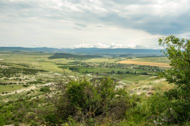 Bozkır manzarasının manzarası. Dağdan çevreye bir göz atın. Tarlalar, yollar, köyler, kuş bakışı dağlar. İyi günler. Yaz. Rusya.