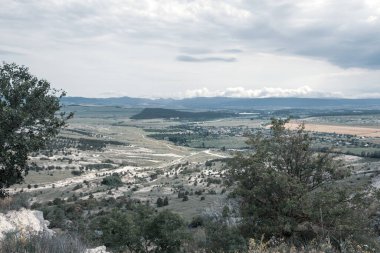 Bozkır manzarasının manzarası. Dağdan çevreye bir göz atın. Tarlalar, yollar, köyler, kuş bakışı dağlar. İyi günler. Yaz. Rusya.