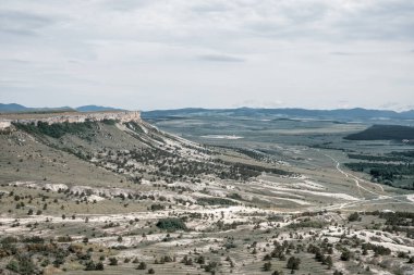 Bozkır manzarasının manzarası. Dağdan çevreye bir göz atın. Tarlalar, yollar, köyler, kuş bakışı dağlar. İyi günler. Yaz. Rusya.