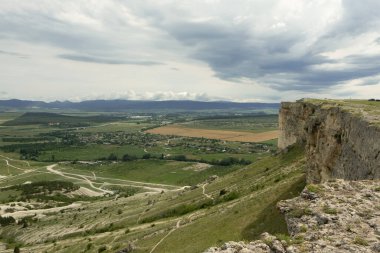 Bozkır manzarasının manzarası. Dağdan çevreye bir göz atın. Tarlalar, yollar, köyler, kuş bakışı dağlar. İyi günler. Yaz. Rusya.