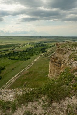 Beyaz kayanın manzarası. Gökyüzüne karşı beyaz dağ. İyi günler. Güneşli.