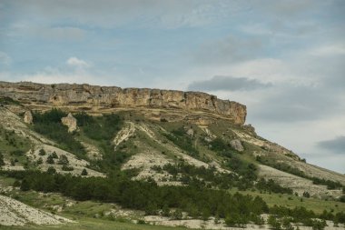 Beyaz kayanın manzarası. Gökyüzüne karşı beyaz dağ. İyi günler. Güneşli.