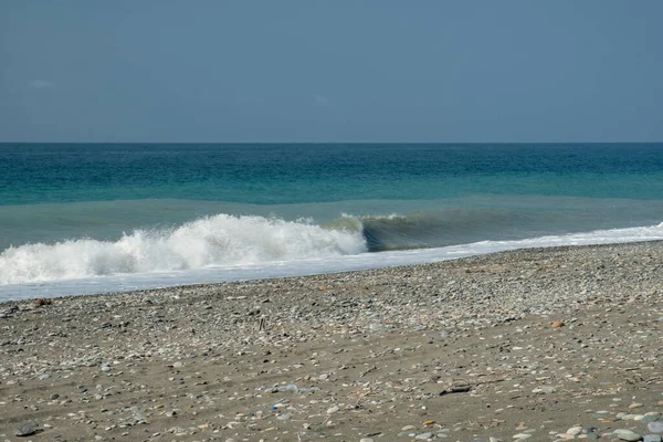 Vista Del Mar Negro Pequeñas Olas Playa Sucia Guijarros Cielo —  Fotos de Stock