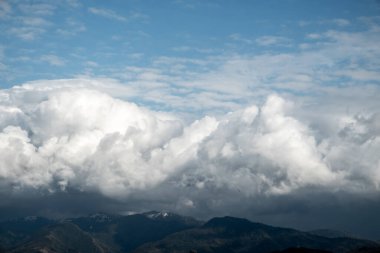 Dağların üzerinde kocaman, beyaz bulutlar. Dağların manzarası, Batumi şehrinin tepeleri kuş bakışı. İyi günler. Georgia mı? Güneşli