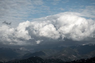 Dağların üzerinde kocaman, beyaz bulutlar. Dağların manzarası, Batumi şehrinin tepeleri kuş bakışı. İyi günler. Georgia mı? Güneşli