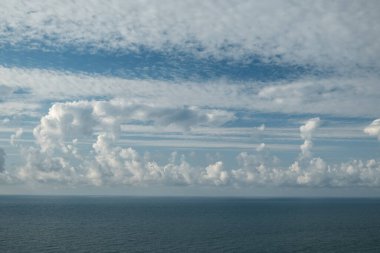 Karadeniz üzerinde beyaz bulutlar. Deniz manzaralı ve bulutlar mavi gökyüzüne karşı. İyi günler. Georgia mı? Güneşli