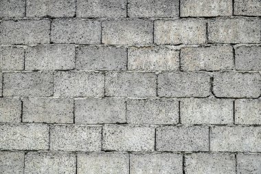 Genişletilmiş kil beton duvar. Çit beton bloklardan yapılmış. Tedavi edilmemiş yüzey. Bitmemiş inşaat. Hafif, sıcak, duvarlar ve çitler için yapı malzemesi. İyi günler. Georgia mı? Güneşli