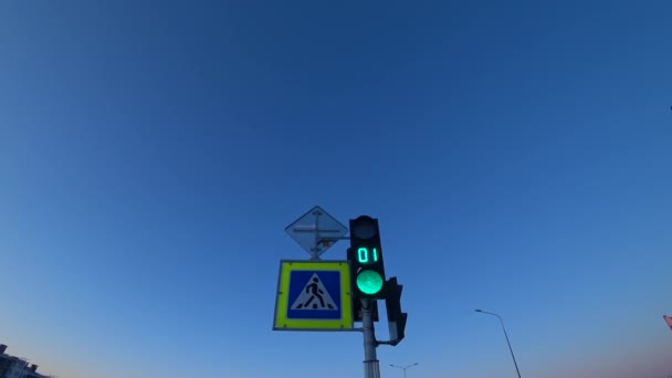 Traffic Light Pedestrian Crossing Lights Board Shows Signal Expiration Time — Stock Video