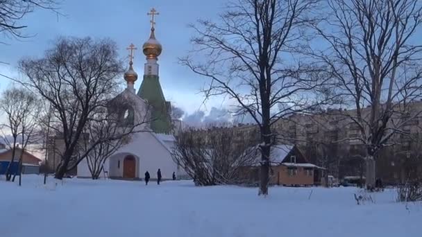 Ορθόδοξη Εκκλησία Χειμώνα Χριστιανική Εκκλησία Χρυσούς Τρούλους Ψηλό Καμπαναριό Στον — Αρχείο Βίντεο