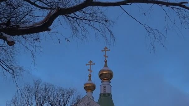 Orthodoxe Kerk Winter Christelijke Kerk Met Gouden Koepels Hoge Klokken — Stockvideo