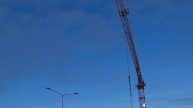 İşçiler evin monolitik duvarları için bir form hazırlıyorlar. Kule vinci olan bir apartman dairesi inşa etmek. - Rusya. Kış. Gün.