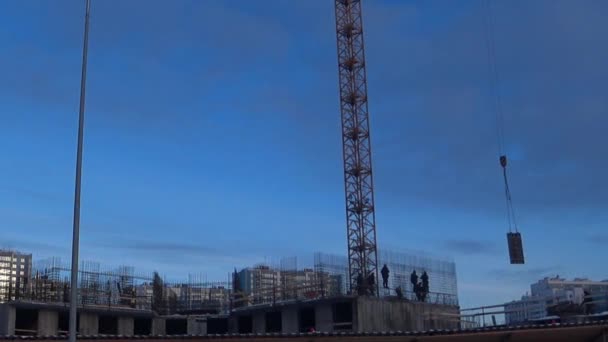 工人们为房子的整体墙壁建造了一个模板 建造带有塔式起重机的住宅公寓 俄罗斯 — 图库视频影像