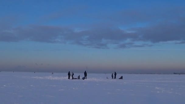 Gente Riposa Sul Ghiaccio Una Fredda Giornata Invernale Acqua Ghiacciata — Video Stock