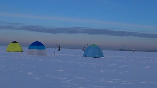 Σκηνές Για Ψαράδες Στον Πάγο Άνθρωποι Ψαρεύουν Κάτω Από Τον — Αρχείο Βίντεο