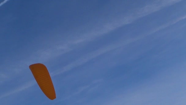 Paraglider Proti Modré Obloze Lidé Odpočívají Ledě Chladném Zimním Dni — Stock video