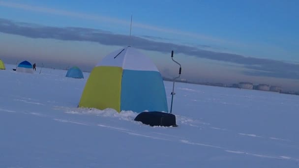 Tents Fishermen Ice People Fish Ice Drill Hole Ice Lower — Stockvideo