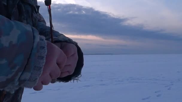 Ein Mann Ein Fischer Fischt Mit Einer Eisangelrute Ein Gebohrtes — Stockvideo