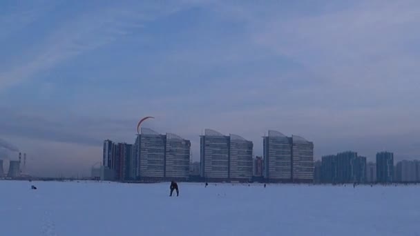 Parapente Contra Cielo Azul Gente Descansa Hielo Frío Día Invierno — Vídeos de Stock