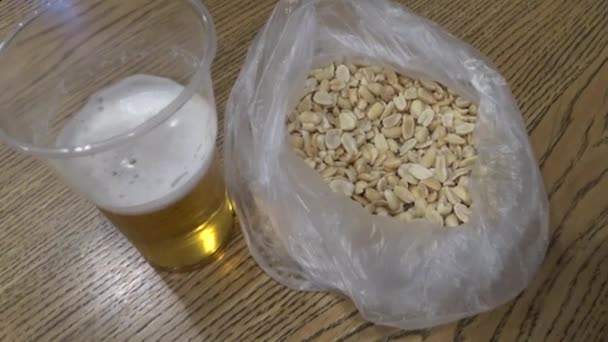 Bier Een Plastic Glas Snack Voor Bier Noten Gerookte Makreel — Stockvideo