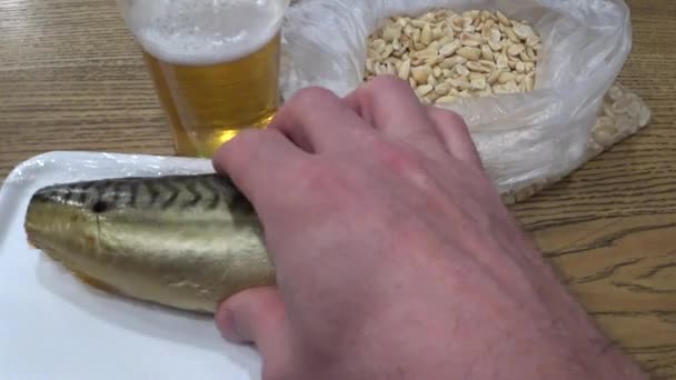 Bier Een Plastic Glas Snack Voor Bier Noten Gerookte Makreel — Stockvideo