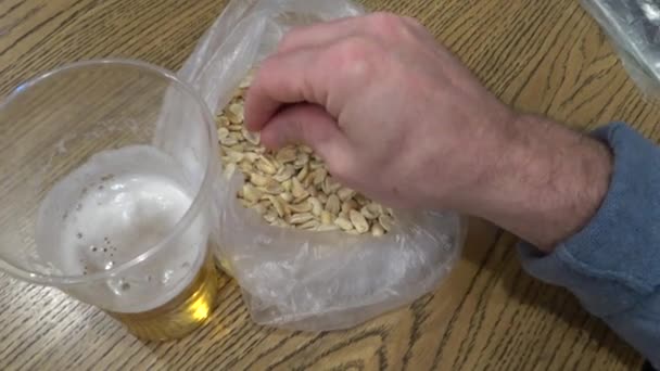 プラスチックガラスの中のビール ビールのためのスナック ナッツ 木のテーブルの上にスモークサバ ロシアだ バーだ — ストック動画