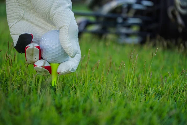Hand Hält Golfball Mit Abschlag Auf Platz Abschlag Kopierraum Auf — Stockfoto