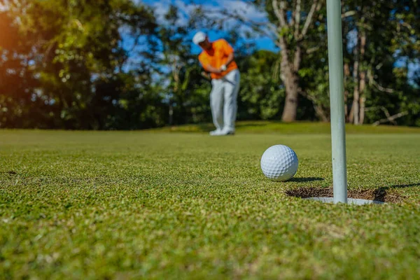 Golfista Poniendo Pelota Golf Verde Destello Lente Hora Tarde Puesta — Foto de Stock