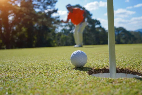 Golfista Poniendo Pelota Golf Verde Destello Lente Hora Tarde Puesta —  Fotos de Stock