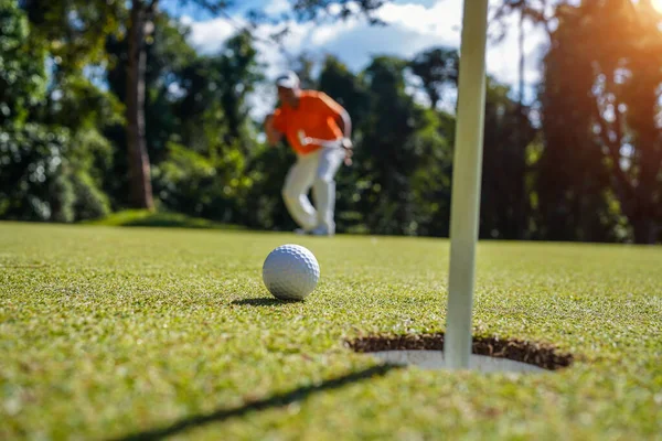 Golfista Stawiający Piłkę Zielonym Golfie Rozbłysk Soczewki Zachodzie Słońca Wieczorem — Zdjęcie stockowe