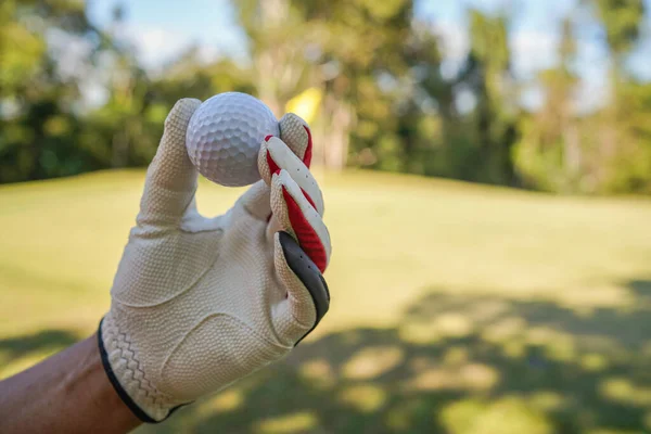 Handgreep Golfbal Met Tee Cursus Golfbaan Achtergrond Een Golfer Tonen — Stockfoto