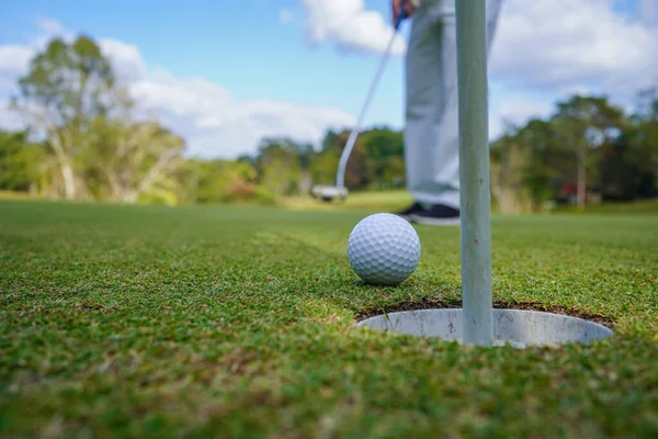 Golfista Que Põe Bola Golfe Verde Chama Lente Pôr Sol — Fotografia de Stock