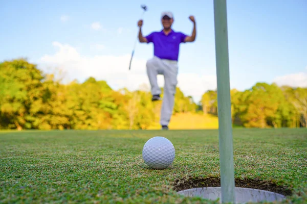 Golfçü Topu Yeşil Golfün Üstüne Koyuyor Mercek Akşam Vakti Parlıyor — Stok fotoğraf