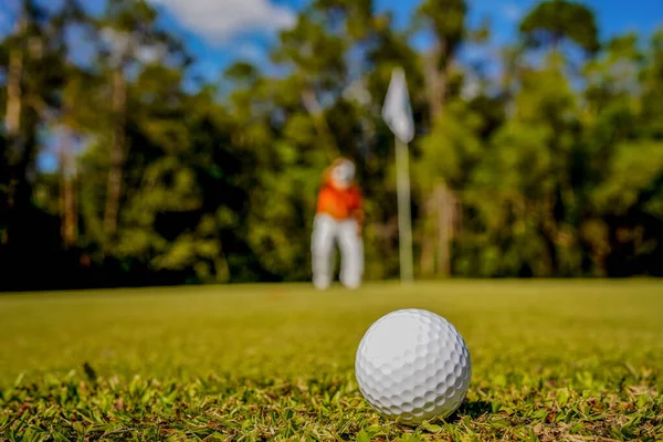 Golfový Míček Zeleném Trávníku Krásném Golfovém Hřišti Ranním Slunce Připraven — Stock fotografie